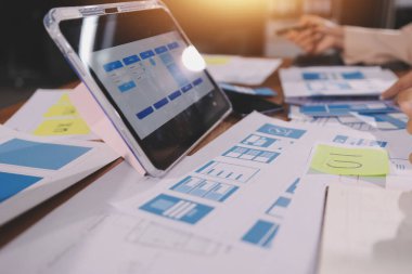 Mobil uygulama arayüzü kablo dizaynı hakkında modern ofisteki müşteri breif ve renk kodu ile fikir alışverişinde bulunan uu geliştirici ve ui tasarımcısını kapat. Yaratıcı dijital geliştirme ajansı.