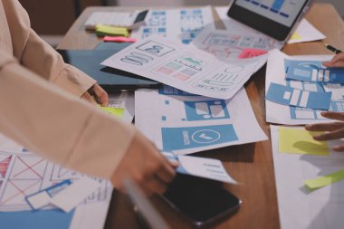 Mobil uygulama arayüzü kablo dizaynı hakkında modern ofisteki müşteri breif ve renk kodu ile fikir alışverişinde bulunan uu geliştirici ve ui tasarımcısını kapat. Yaratıcı dijital geliştirme ajansı.