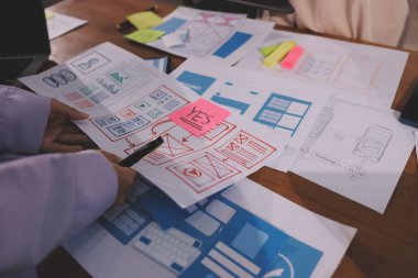 Mobil uygulama arayüzü kablo dizaynı hakkında modern ofisteki müşteri breif ve renk kodu ile fikir alışverişinde bulunan uu geliştirici ve ui tasarımcısını kapat. Yaratıcı dijital geliştirme ajansı.