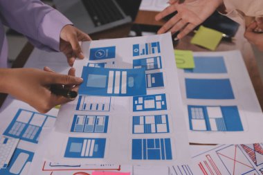 Mobil uygulama arayüzü kablo dizaynı hakkında modern ofisteki müşteri breif ve renk kodu ile fikir alışverişinde bulunan uu geliştirici ve ui tasarımcısını kapat. Yaratıcı dijital geliştirme ajansı.