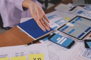 Mobil uygulama arayüzü kablo dizaynı hakkında modern ofisteki müşteri breif ve renk kodu ile fikir alışverişinde bulunan uu geliştirici ve ui tasarımcısını kapat. Yaratıcı dijital geliştirme ajansı.