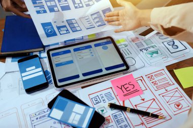 Mobil uygulama arayüzü kablo dizaynı hakkında modern ofisteki müşteri breif ve renk kodu ile fikir alışverişinde bulunan uu geliştirici ve ui tasarımcısını kapat. Yaratıcı dijital geliştirme ajansı.