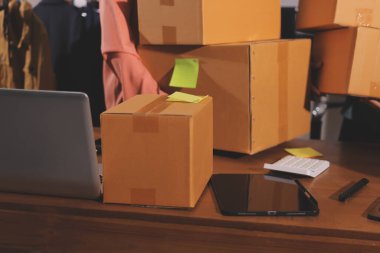 Girişim KOBİ küçük işletme girişimcisi önlük giyen Asyalı kadın dizüstü bilgisayar ve kutu kullanarak çevrimiçi müşterilere, çevrimiçi sme iş fikirlerine satış hazırlamak için siparişleri alır ve gözden geçirir.