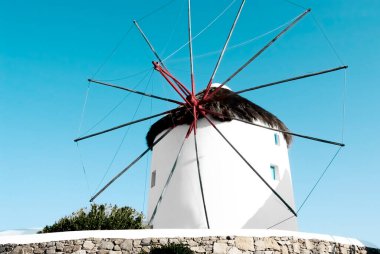 Mykonos Adası 'nda mavi gökyüzü olan yel değirmeni Yunanistan Cyclades