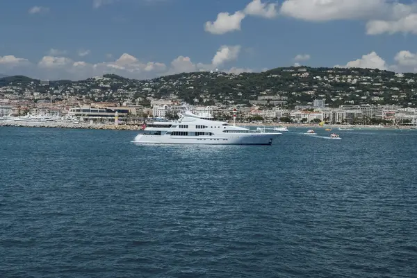 Monte Carlo bağlantılı büyük süper yat