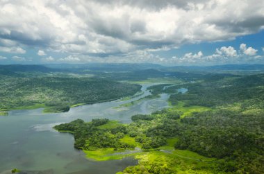 Panama Kanalı'nın Atlantik tarafında havadan görünümü