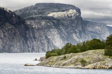 Norveç manzaraları. Güzel Norveç fiyortları. Norveç fiyordu ve dağları