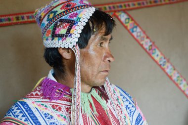 Handwoven panço ve chullo - güzelliğini ile örme şapka giyen yerli bir Perulu adam portresi. 22 Ekim 2012 - Paru Paru, Peru