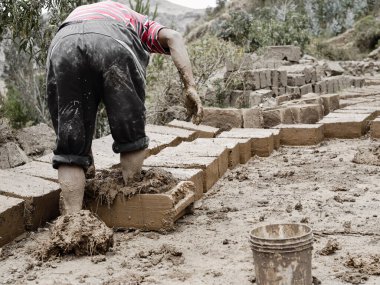 Geleneksel adobe çamur tuğla Paru Paru topluluk köyde yapma Pisaq bölgesi, Cusco bölge çocuk. 22 Ekim 2012 - Peru