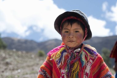 Renkli geleneksel el yapımı kıyafeti giymiş bir Perulu çocuk portresi. Ekim 21, 2012 - Patachancha, Cuzco, Peru