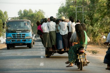 Aşırı kalabalık kamyonet Yangon bir karayolu üzerinde. 23 Şubat 2014 - Rangoon, Myanmar