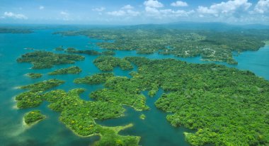 Panama Kanalı'nın Atlantik tarafında havadan görünümü