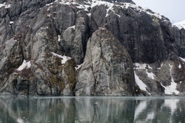 Dik buzul kayalıkları Glacier Bay, Alaska, cilalı