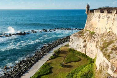 Kıyı şeridi ve Fort El Morro San Juan, Porto Riko dış duvarına görünümü