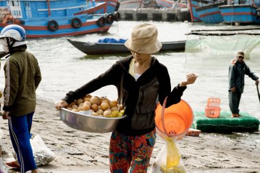 Vietnam kadın derin kızarmış tatlı ekmek (Mantou) ile büyük bir kase. 26 Aralık 2013 - Da Nang, Vietnam