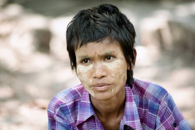 Geleneksel Tanaka yüz boyama Birmese kızla portresi kapatın. 22 Şubat 2014 - Yangon, Myanmar