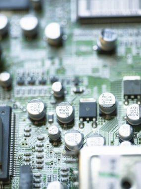 Mikroçip ve portre alınan Kondansatörler elektronik microcircuit. Odak sığ derinliği.