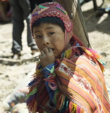 Perulu çocuk renkli geleneksel el yapımı kıyafeti giymiş. Ekim 21, 2012 - Patachancha, Cuzco, Peru