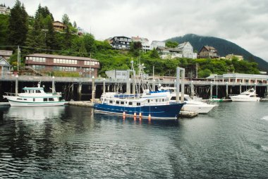 Balıkçı tekneleri demirleyen Ketchikan, Alaska bağlantı noktası