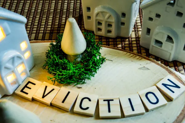 Tahta harflerle tahliye işaretli seramik evler.