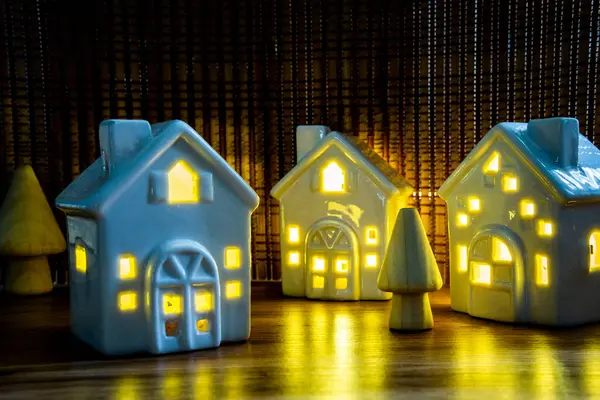 Keramické Domy Světlem Bydlení Krize Vlastnictví Koncept — Stock fotografie