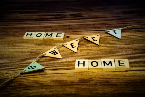 Home Sweet Home Hölzernen Buchstaben Auf Einem Hölzernen Hintergrund — Stockfoto