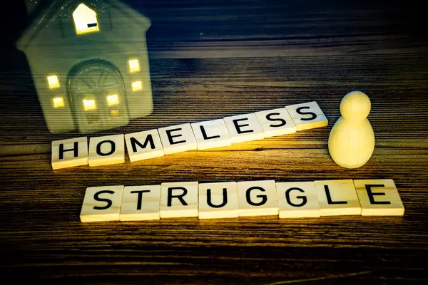 Boj Bezdomovců Dřevěnými Písmeny Dřevěném Pozadí Postava Mizejícím Domem — Stock fotografie