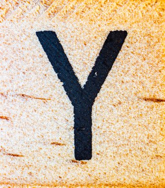 Balsa ahşap makrosuna oyulmuş Y harfi lazer. Doku detaylarını kapat.