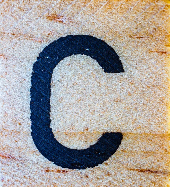 刻有字母C激光的巴尔萨木材宏贴合纹理细节 — 图库照片