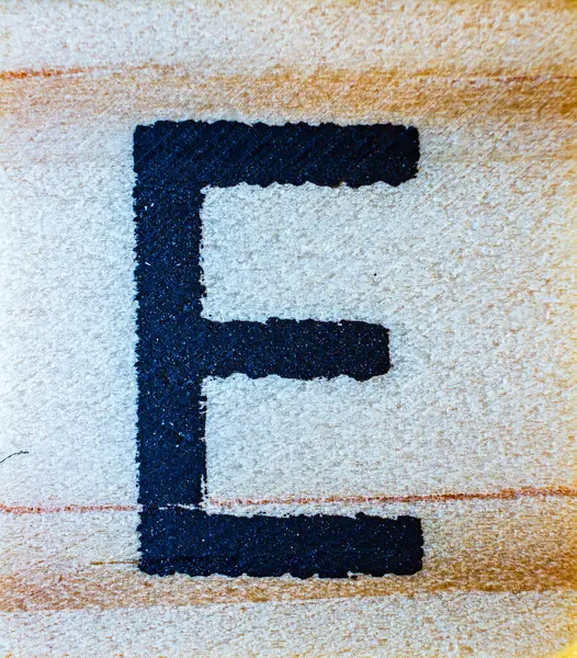 刻有字母E激光的巴尔萨木材宏贴合纹理细节 — 图库照片