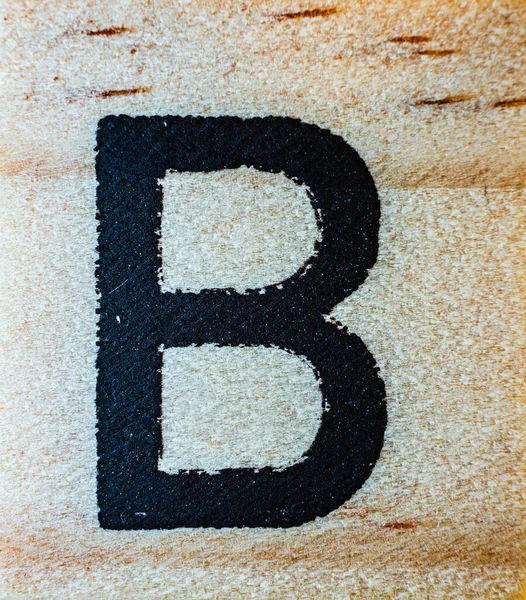 刻有字母B激光的巴尔萨木材宏贴合纹理细节 — 图库照片