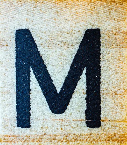 刻有字母M激光的巴尔萨木材宏贴合纹理细节 — 图库照片