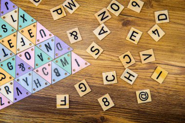 Lazer oymalı harfler düz masa üzerinde yatıyordu