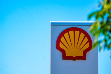 Wabrzych, Polonya - 08.24.2023: Petrol Benzin İstasyonu Shell logo tabelası