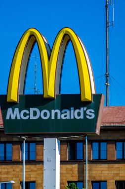 Wabrzych, Polonya - 20.09.2023: PKP Elektryka demiryolu hattının elektrik hatlarını onarıyor