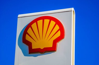 Wabrzych, Polonya - 08.24.2023: Petrol Benzin İstasyonu Shell logo tabelası