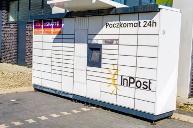 Wabrzych, Polonya - 20.09.2023: Inpost paczkomat Polonya 'da internet alışverişi için çok popüler bir hizmet