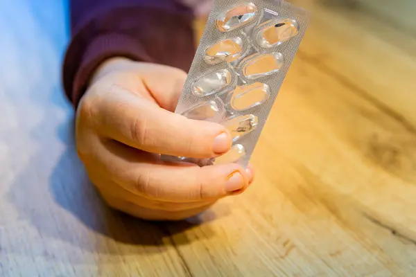 Boş bir hap bandı tıp kabul edilebilirlik illüstrasyonunu tutan bir el.