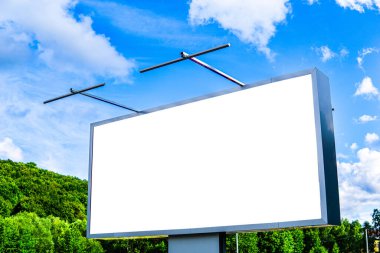Boş reklam panosu maket reklam alanı gökyüzü bir ağaç arka planı