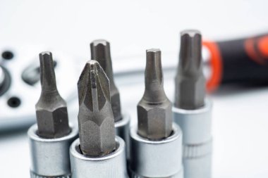 Ustabaşı araçları tornavida parçaları makroyu beyaza yaklaştır