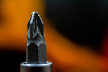 Tornavida bulanık arkaplanda makro yakın plan ısırığı