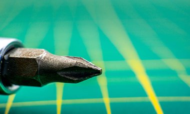 Tornavida makro yakın plan yeşil kesme paspasını ısırdı