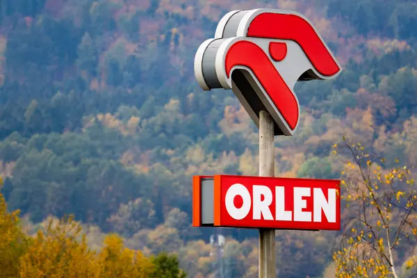 Walbrzych, Polska - 11.02.2023: Orlen S.A., bilinen adıyla Orlen, Polonyalı çok uluslu petrol rafineri ve petrol perakendecisi.