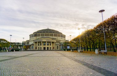 Wroclaw, Polonya - 10 Kasım 2023: Hala Stulecia veya Centennial Hall - UNESCO 'nun tarihi dünya mirası sergi, konser, performans, iş etkinlikleri için kullanım alanı