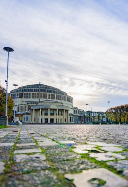 Wroclaw, Polonya - 10 Kasım 2023: Hala Stulecia veya Centennial Hall - UNESCO 'nun tarihi dünya mirası sergi, konser, performans, iş etkinlikleri için kullanım alanı