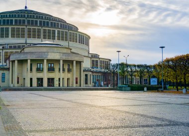 Wroclaw, Polonya - 10 Kasım 2023: Hala Stulecia veya Centennial Hall - UNESCO 'nun tarihi dünya mirası sergi, konser, performans, iş etkinlikleri için kullanım alanı