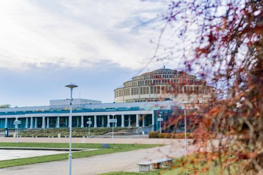 Wroclaw, Polonya - 10 Kasım 2023: Hala Stulecia veya Centennial Hall - UNESCO 'nun tarihi dünya mirası sergi, konser, performans, iş etkinlikleri için kullanım alanı