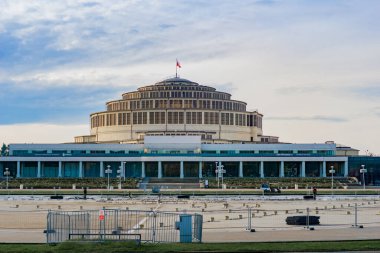 Wroclaw, Polonya - 10 Kasım 2023: Hala Stulecia veya Centennial Hall - UNESCO 'nun tarihi dünya mirası sergi, konser, performans, iş etkinlikleri için kullanım alanı