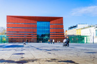 Wrocaw, Polonya - 16.11.2023: Ulusal Müzik Forumu büyük bir konser salonudur ve şehirde büyük topluluklar ve festivallere ev sahipliği yapar.