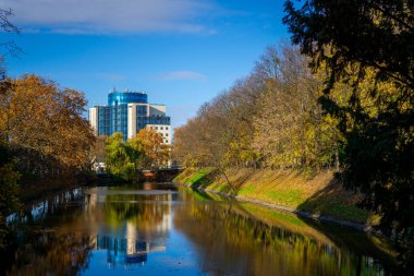 Wrocaw, Polonya - 16.11.2023: Entrum veya Wroclaw hendeği üzerinde modern bir ofis binası